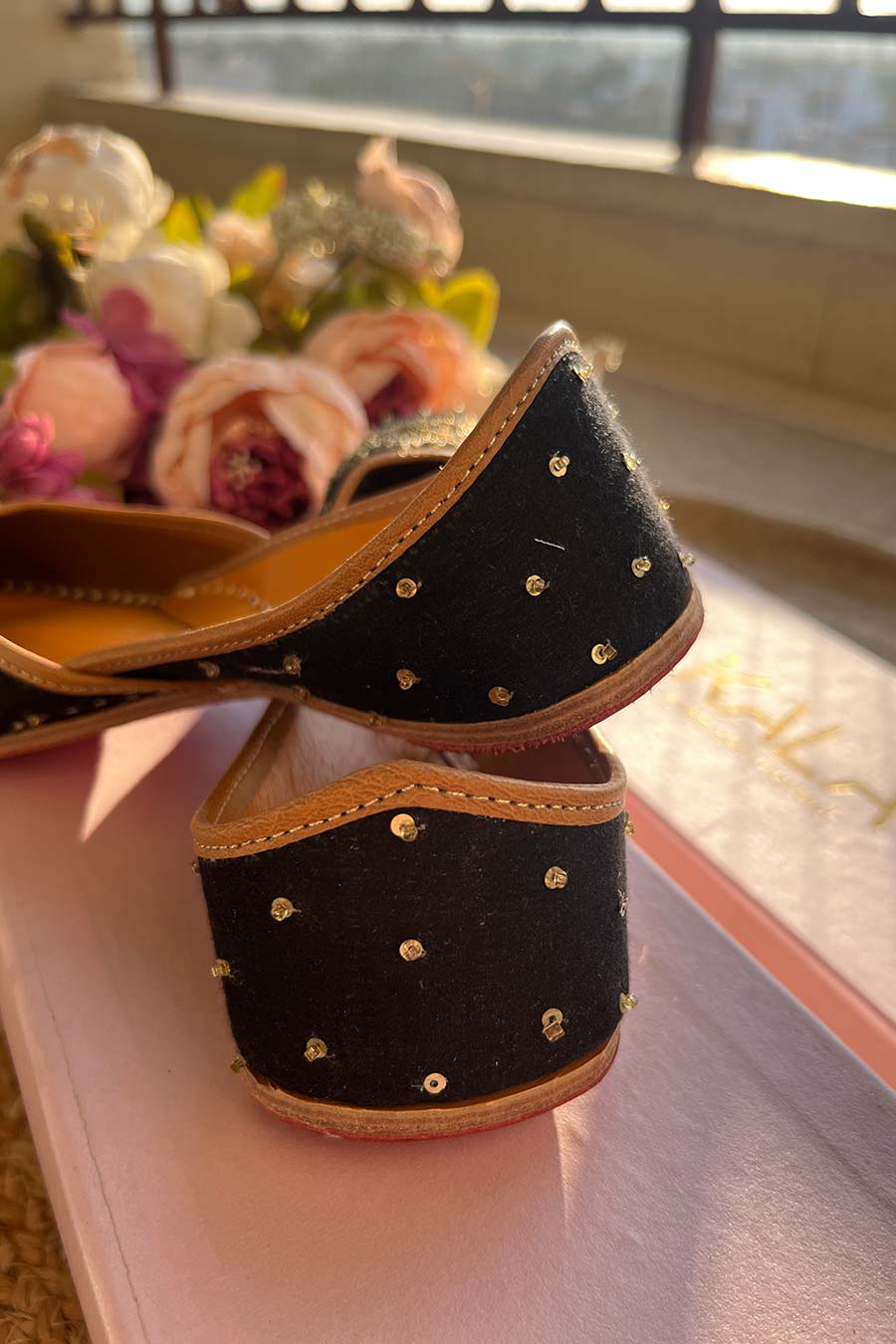 Black Nazaara Embroidered Jutti