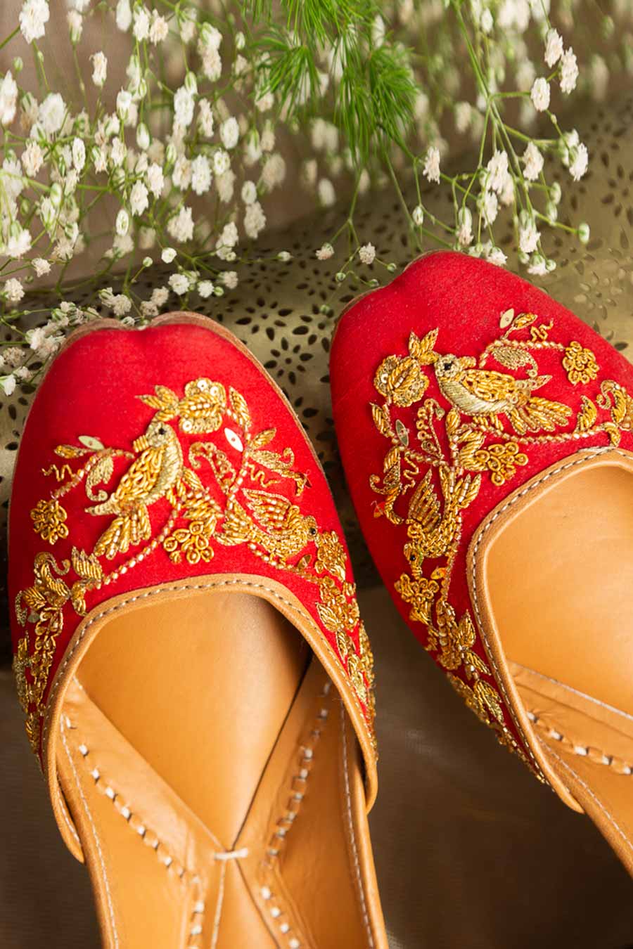 Red Swarna Embroidered Jutti