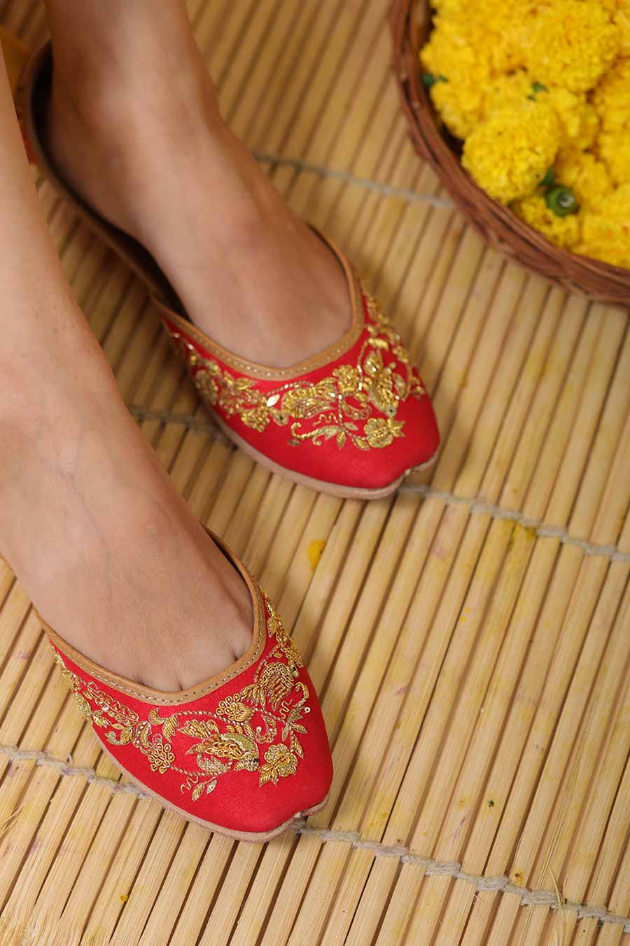 Red Swarna Embroidered Jutti