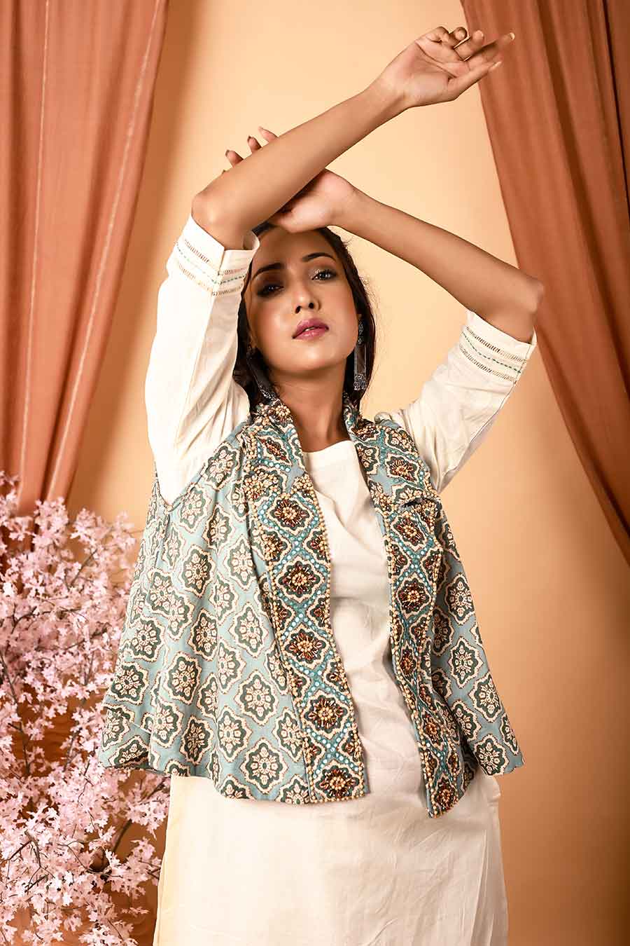 Ivory Embroidered Kurta Set With Printed Jacket