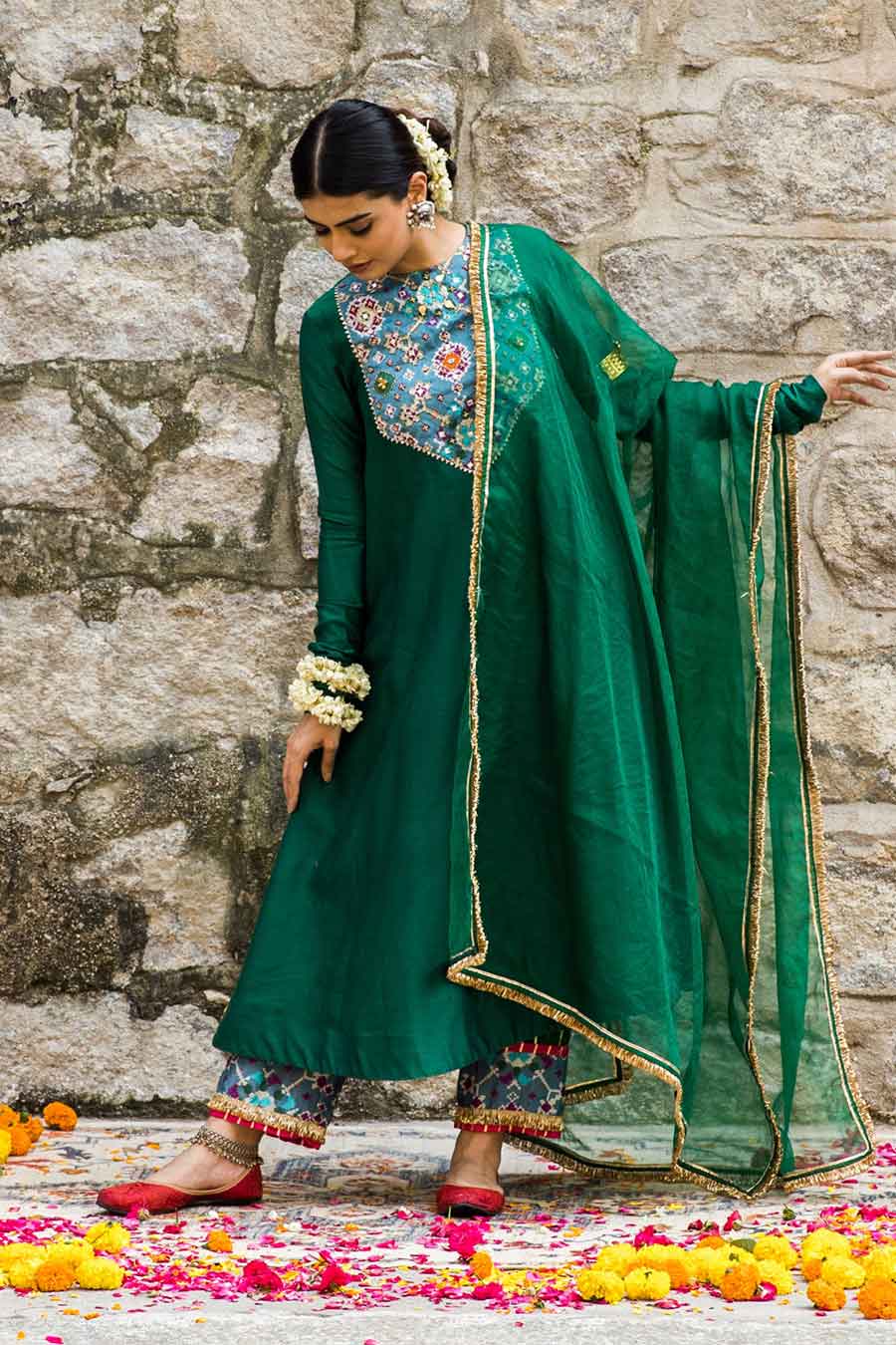 Inaayat - Green Embroidered Kurta Set