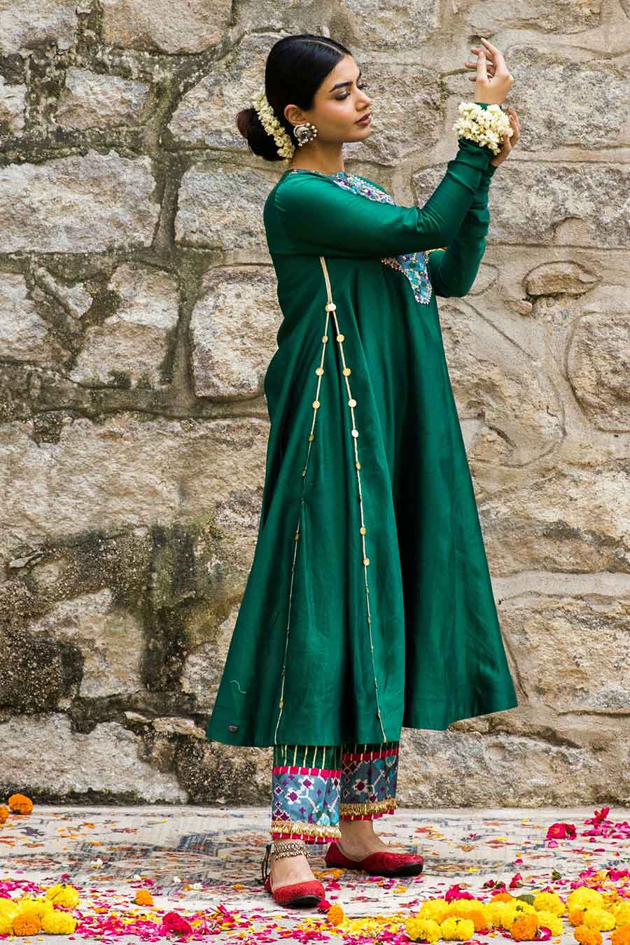 Inaayat - Green Embroidered Kurta Set